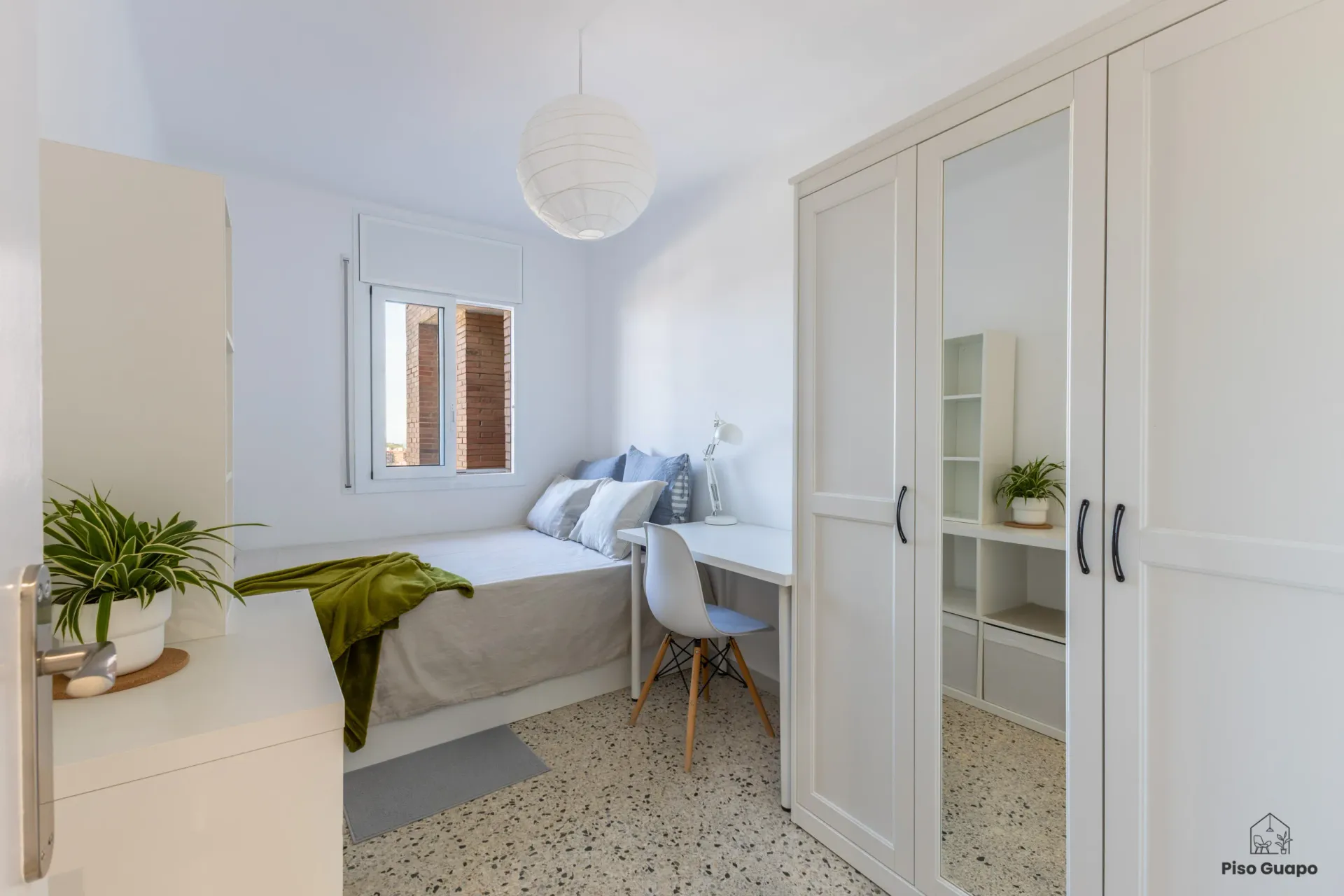 Fotografía inmobiliaria de dormitorio juvenil en vivienda de Barcelona