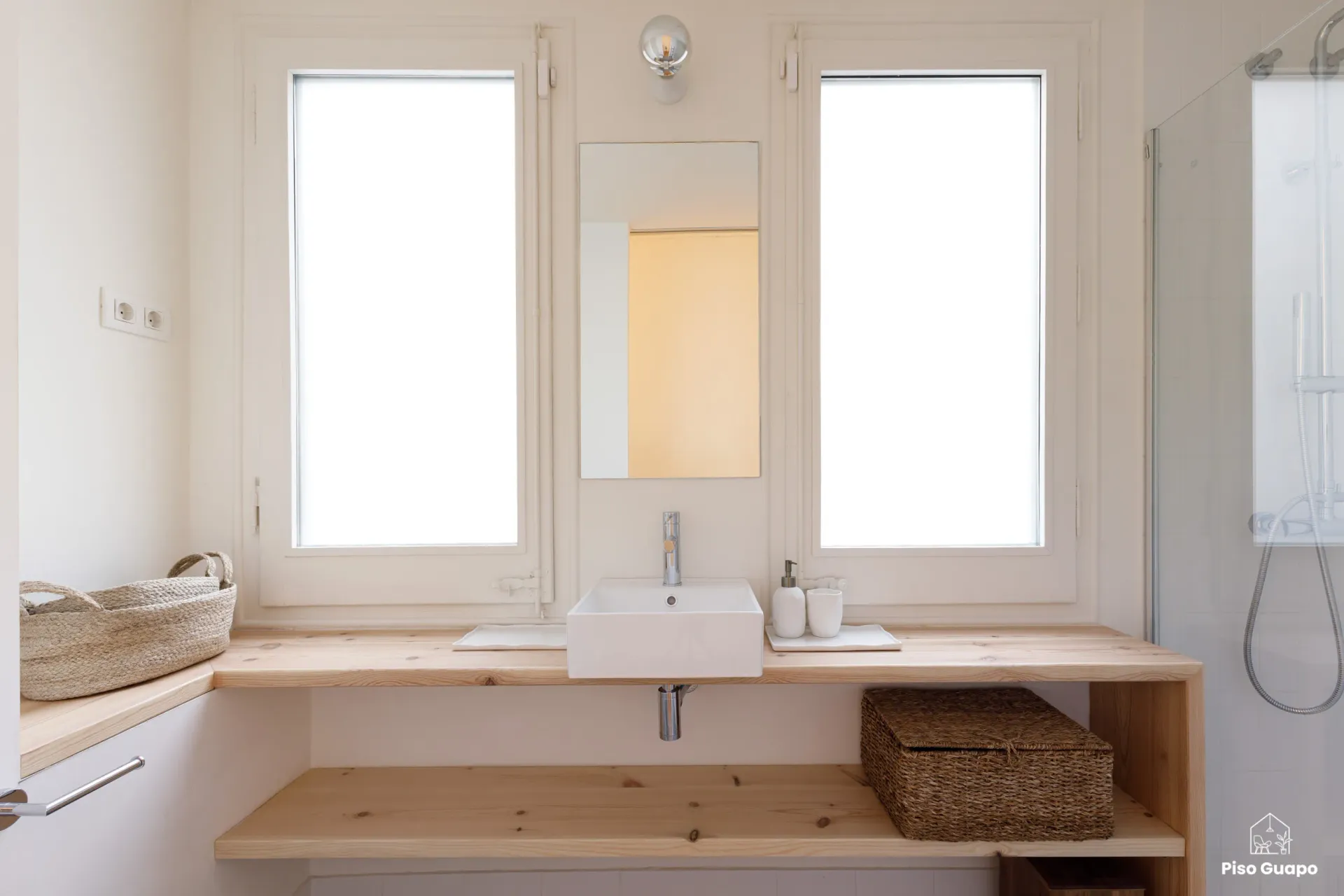 Fotografía inmobiliaria de dormitorio luminoso con ventanas originales en Barcelona