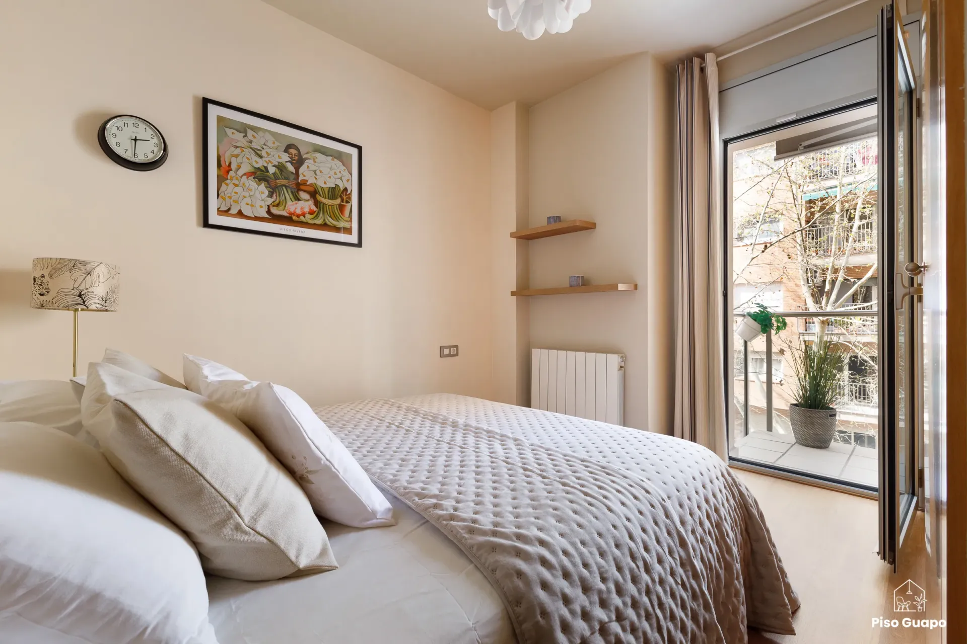 Fotografía inmobiliaria de dormitorio acogedor en Barcelona