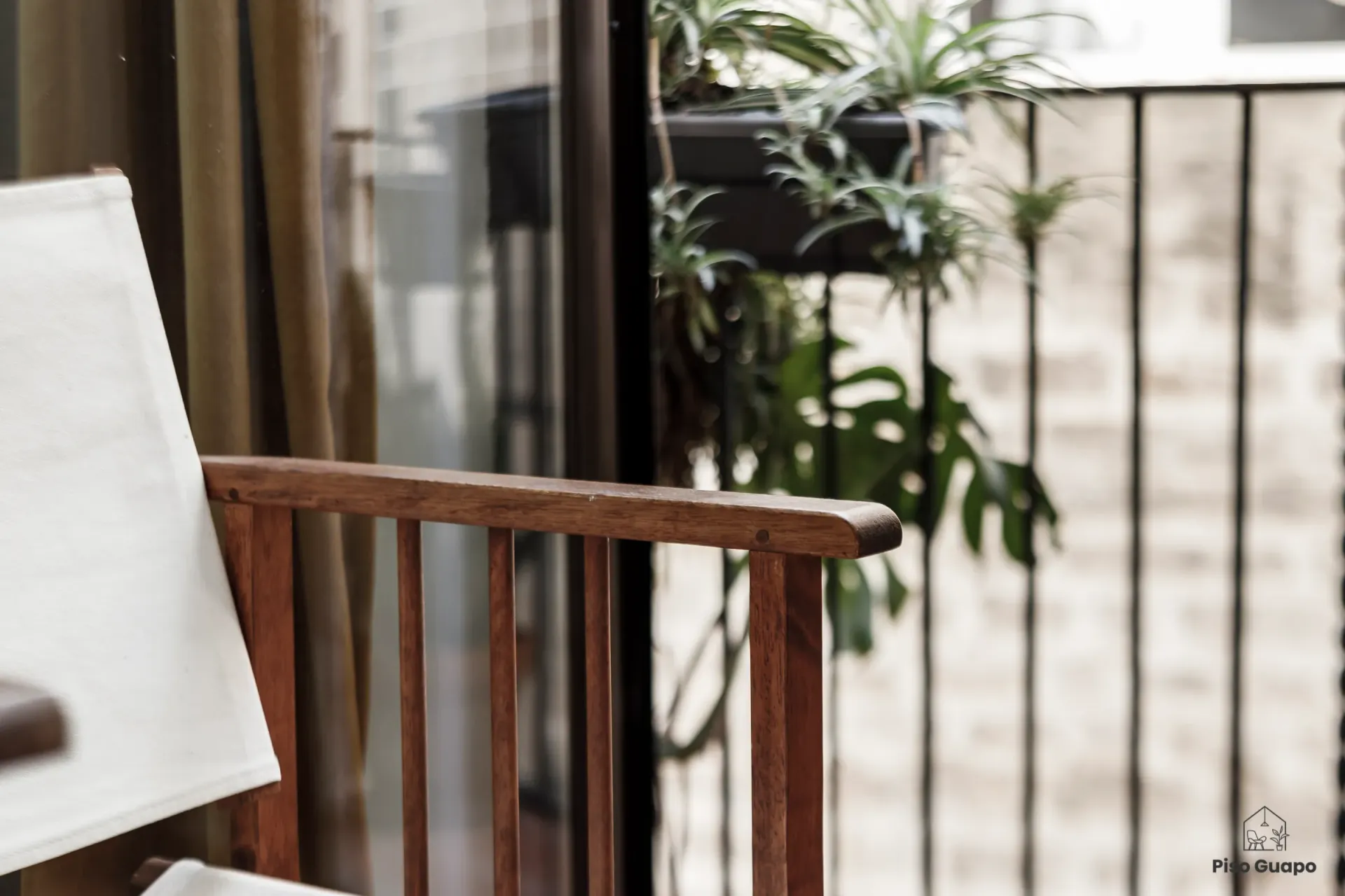 Fotografía inmobiliaria de balcón interior con vegetación en Barcelona