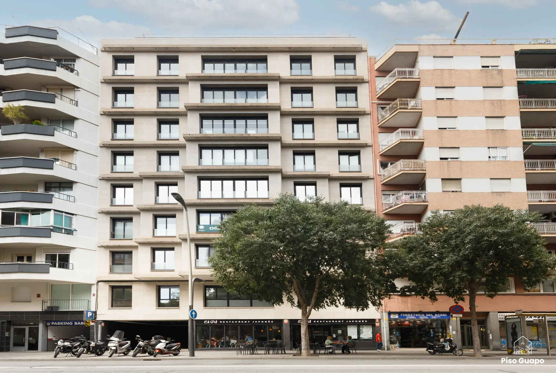 Fotografía arquitectónica de edificio residencial en Barcelona