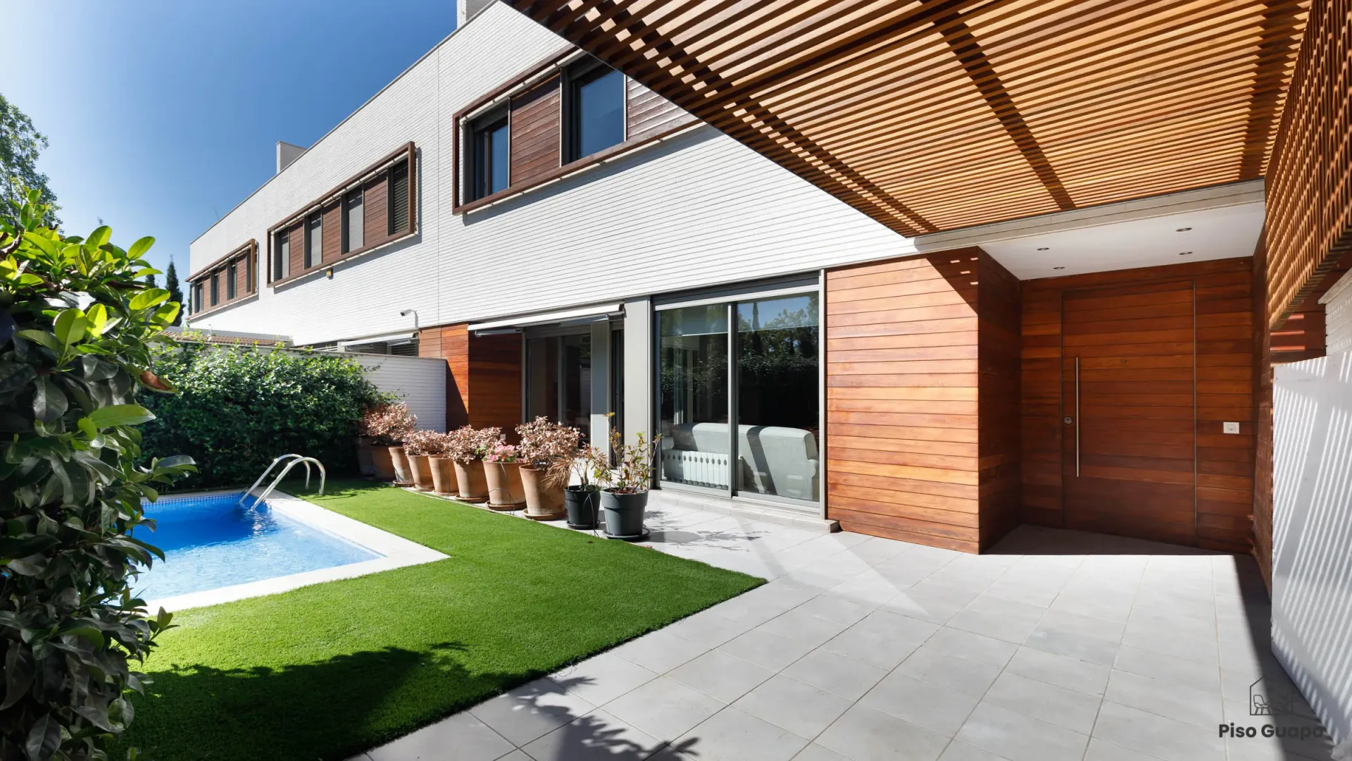 Fotografía inmobiliaria de casa moderna con jardín y piscina en Barcelona