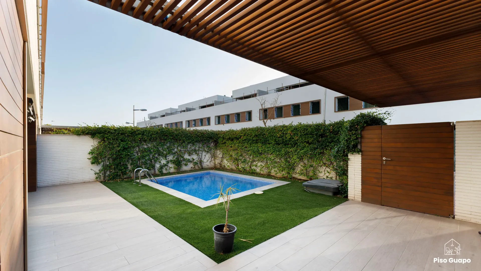 Fotografía inmobiliaria de vivienda unifamiliar con piscina en Barcelona