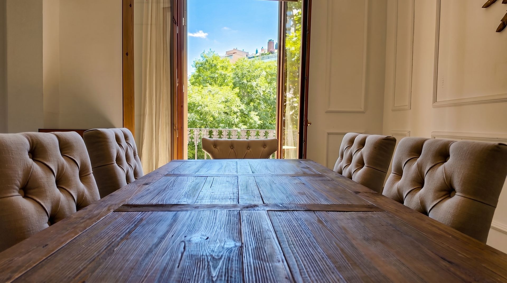 Comedor con balcón y luz natural en piso de Barcelona