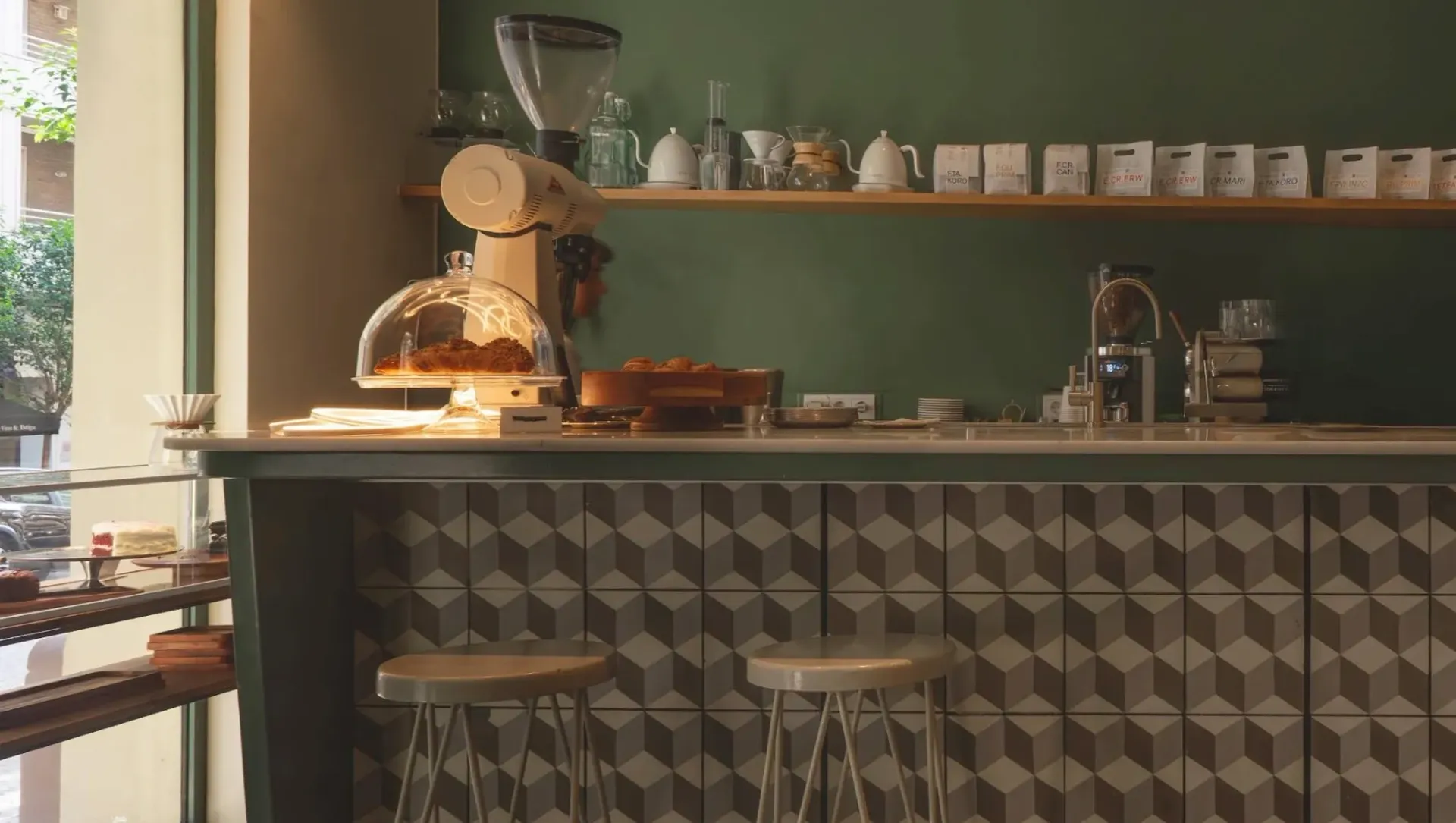 Interior de Café SOM en Barcelona con barra de café y ambiente acogedor