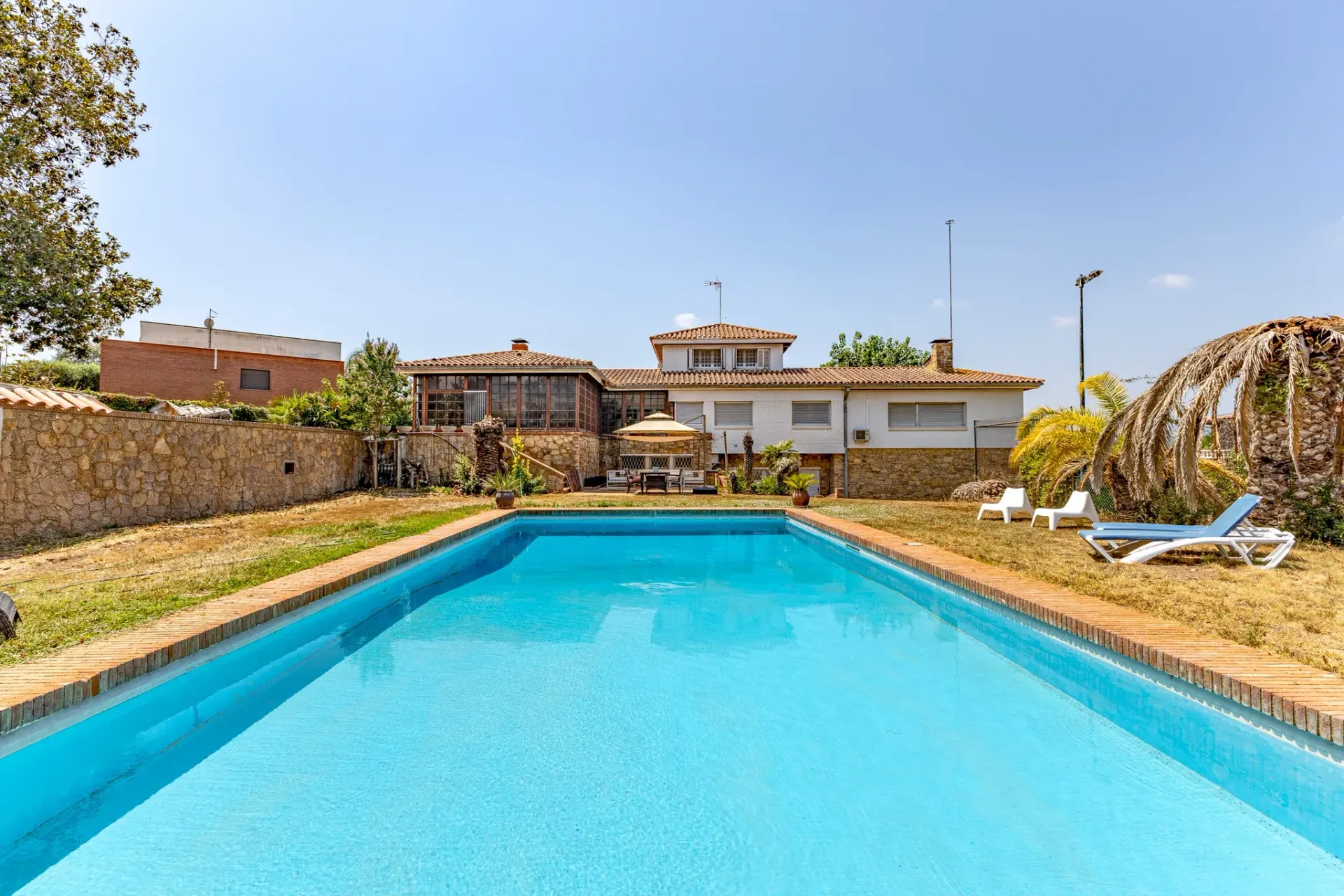 Vista exterior de una casa con piscina y jardín en L’Ametlla del Vallès.