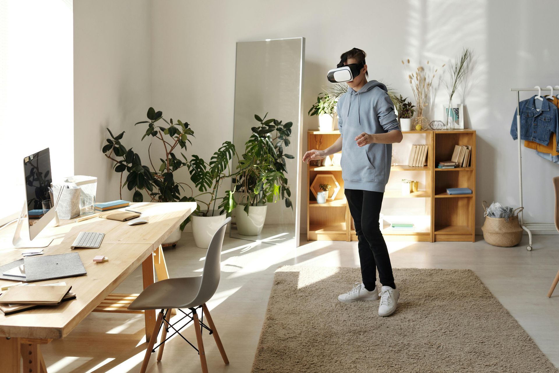 Persona en un comedor con unas gafas virtuales