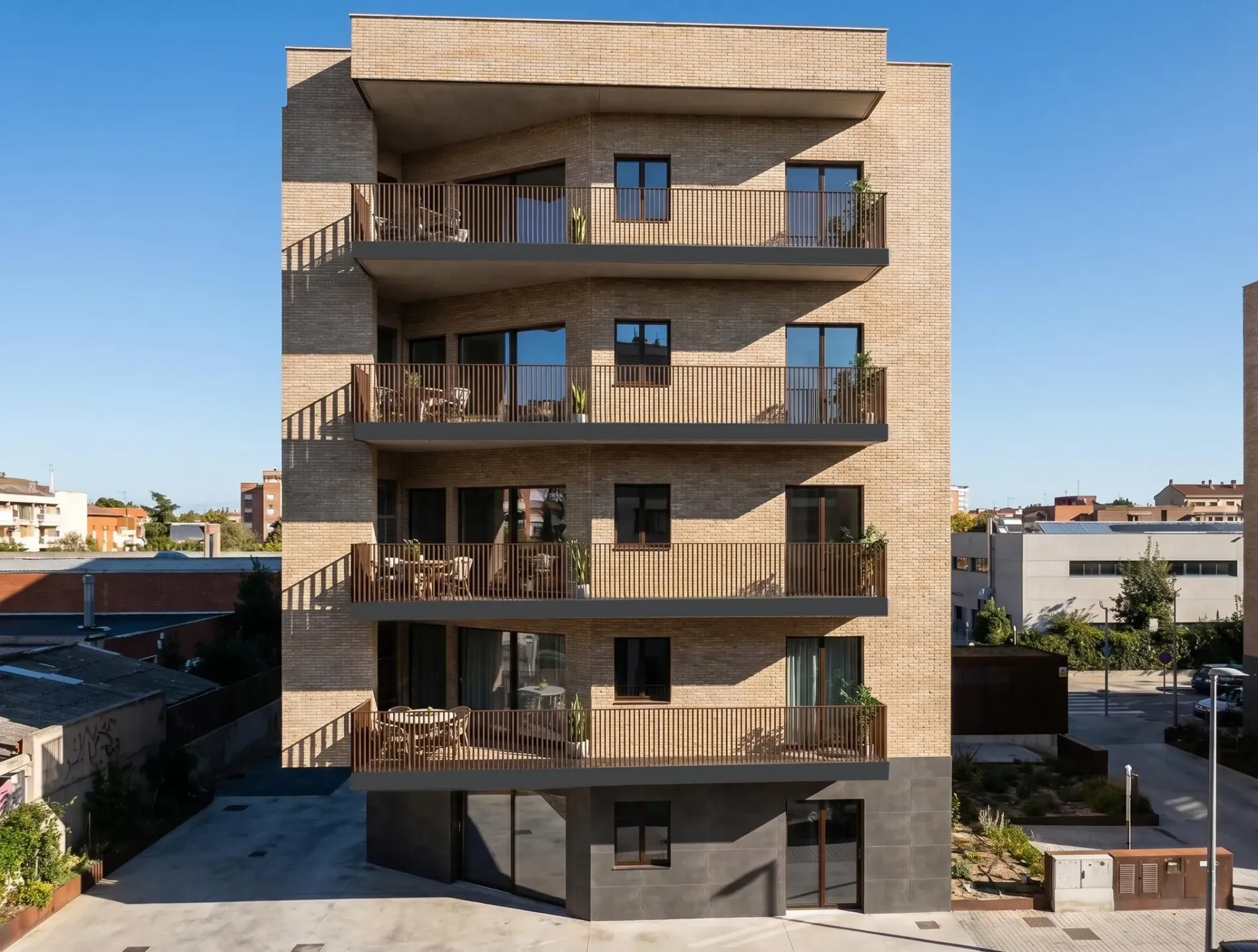 Render inmobiliario de edificio residencial con balcones y fachada de ladrillo