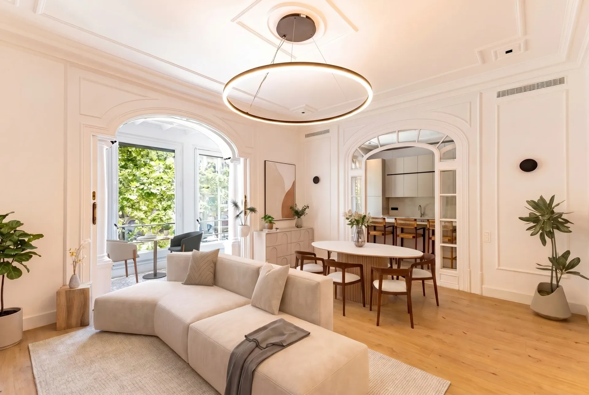 Render inmobiliario de salón comedor clásico con molduras, arco interior y lámpara circular