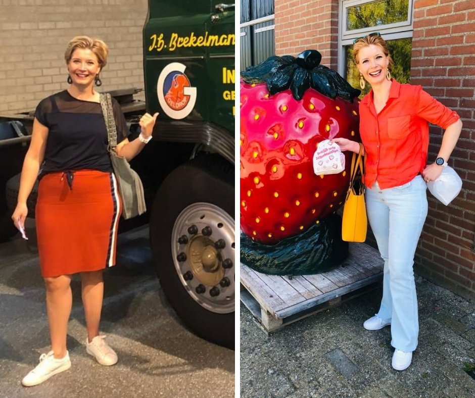 Een persoon lacht naast een vrachtwagen aan de linkerkant en naast een groot aardbeienbeeld aan de rechterkant, in de buitenlucht.