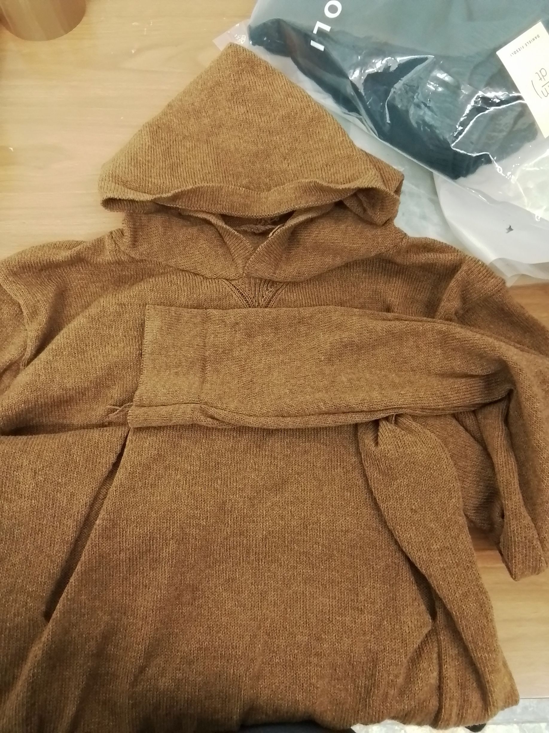 Maglione marrone con cappuccio e ampia tasca frontale.