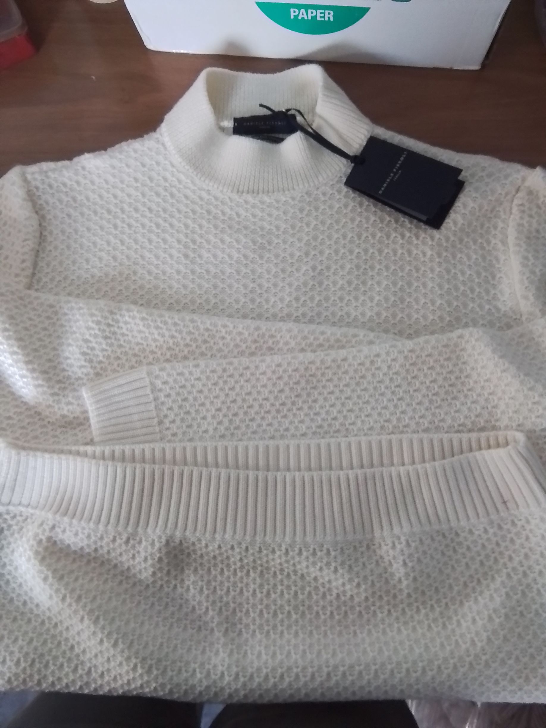Maglione testurizzato color crema con collo alto, polsini e orlo a coste, nuovo con etichetta.