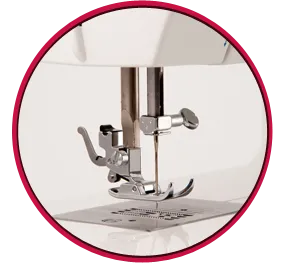 Primer plano de una aguja y un prensatelas de máquina de coser sobre tela blanca.