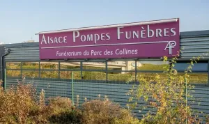 Alsace Pompes Funèbres Un panneau sur lequel est écrit Alsace Pompes Funèbres