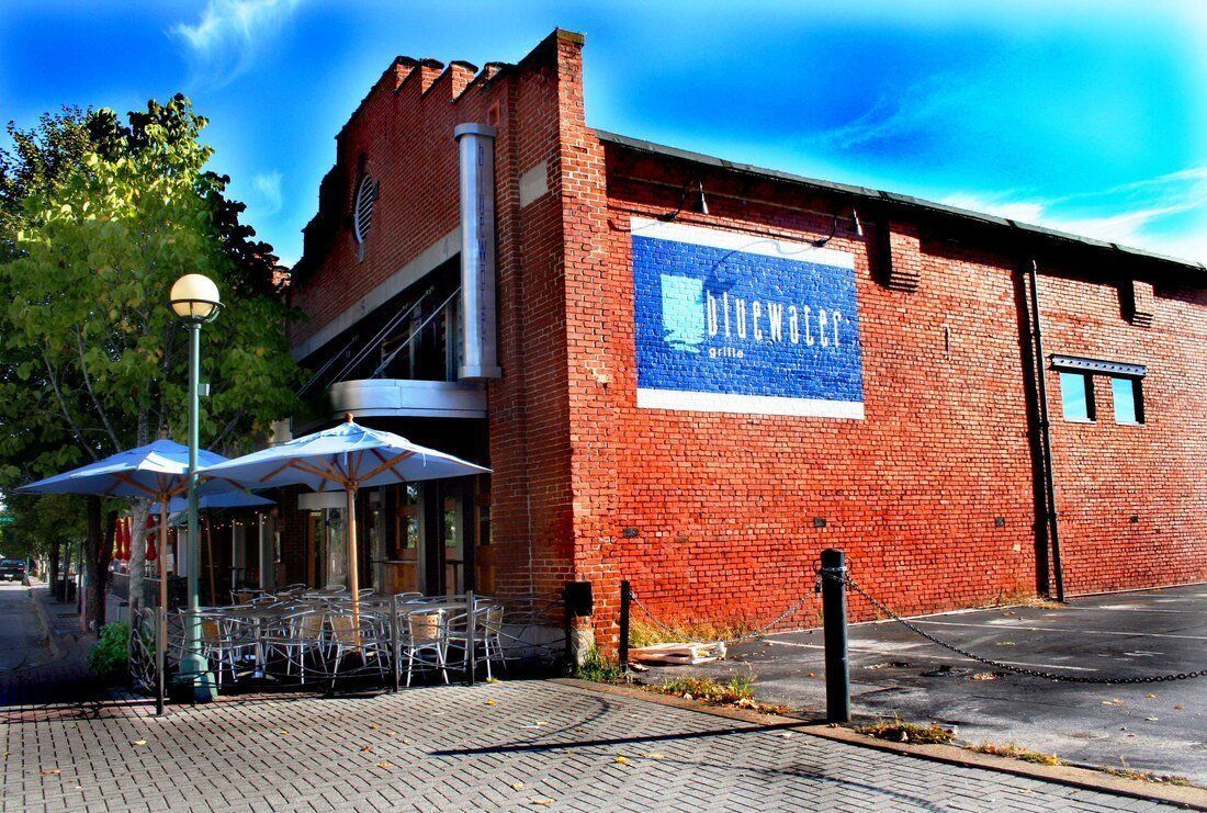 A brick building with a sign that says museo on it