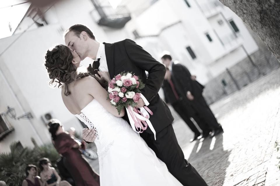 Bacio fra sposi
