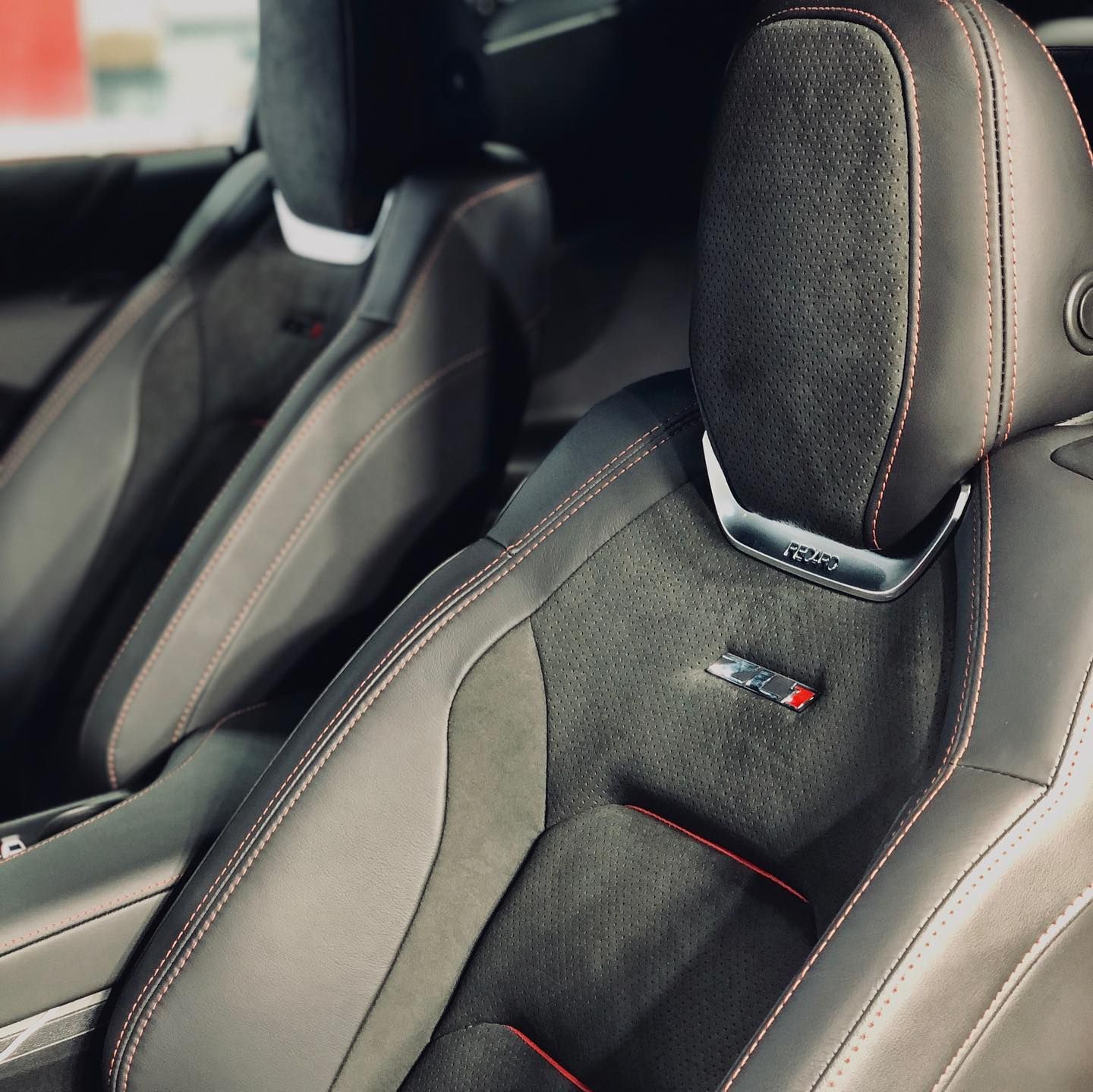 A car seat with a zr logo on it