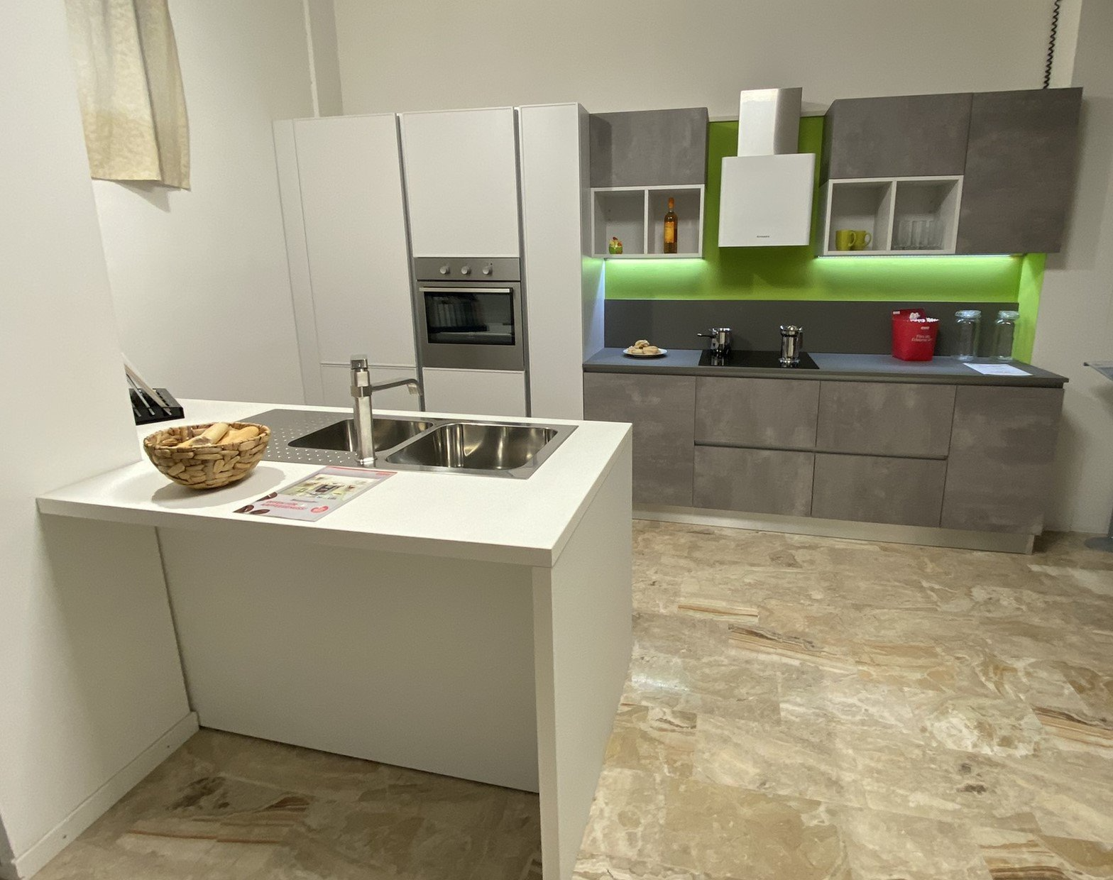 cucina moderna verde e marrone