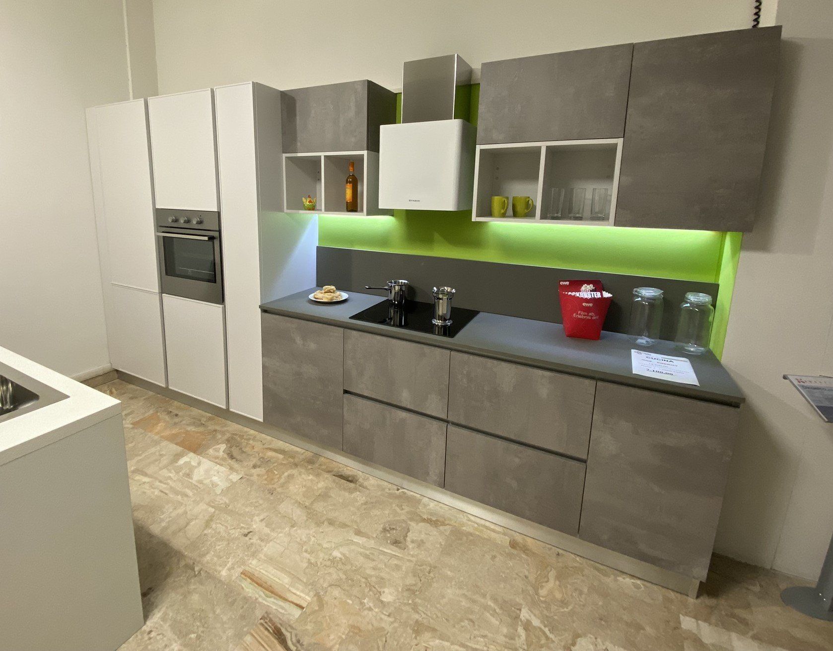 cucina moderna verde e marrone