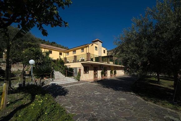 Villa Orchidea farmhouse entrance