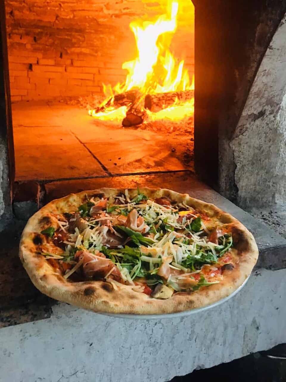 pizza cotta nel forno a legna