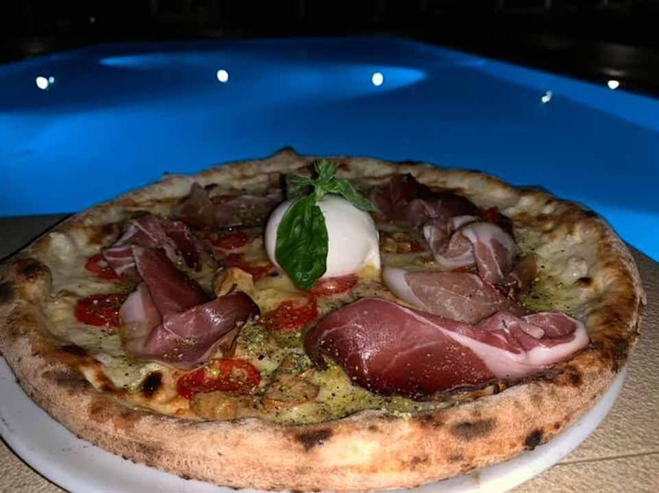pizza speck e burrata