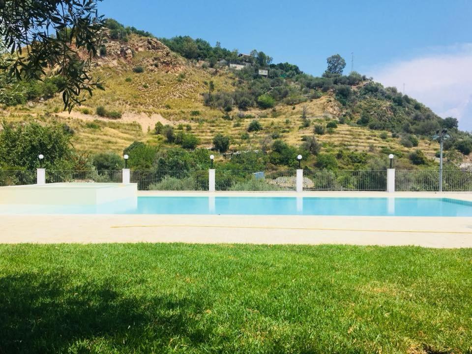 piscina circondata dal verde