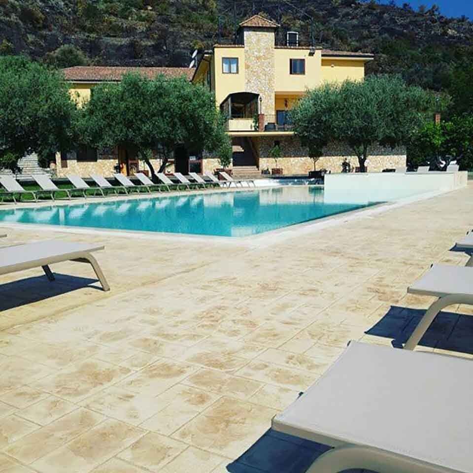 piscina con sdraio e lettini