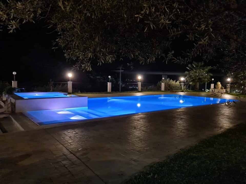piscina illuminata di notte