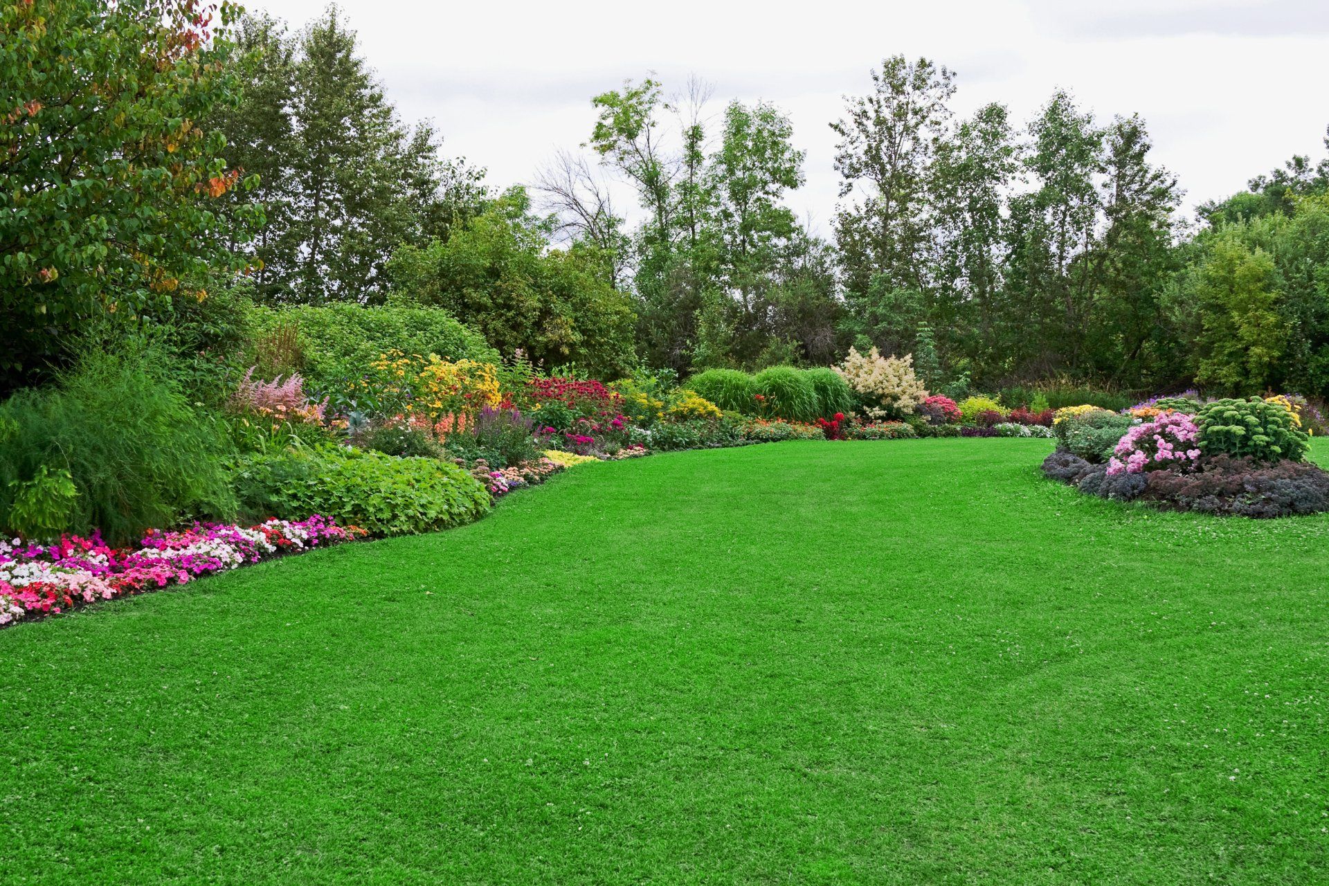 Green Lawn In Landscaped Formal Garden - Chesapeake, VA - Western Branch Lawn & Landscapes