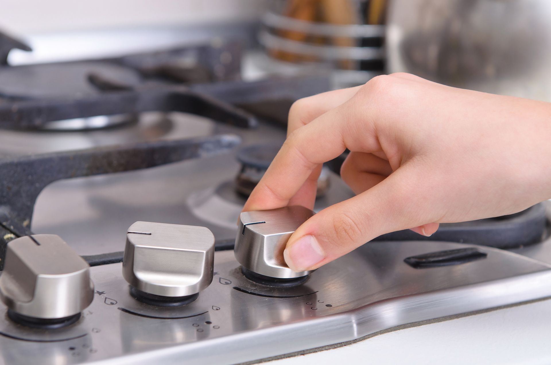 adjusting gas stove knob