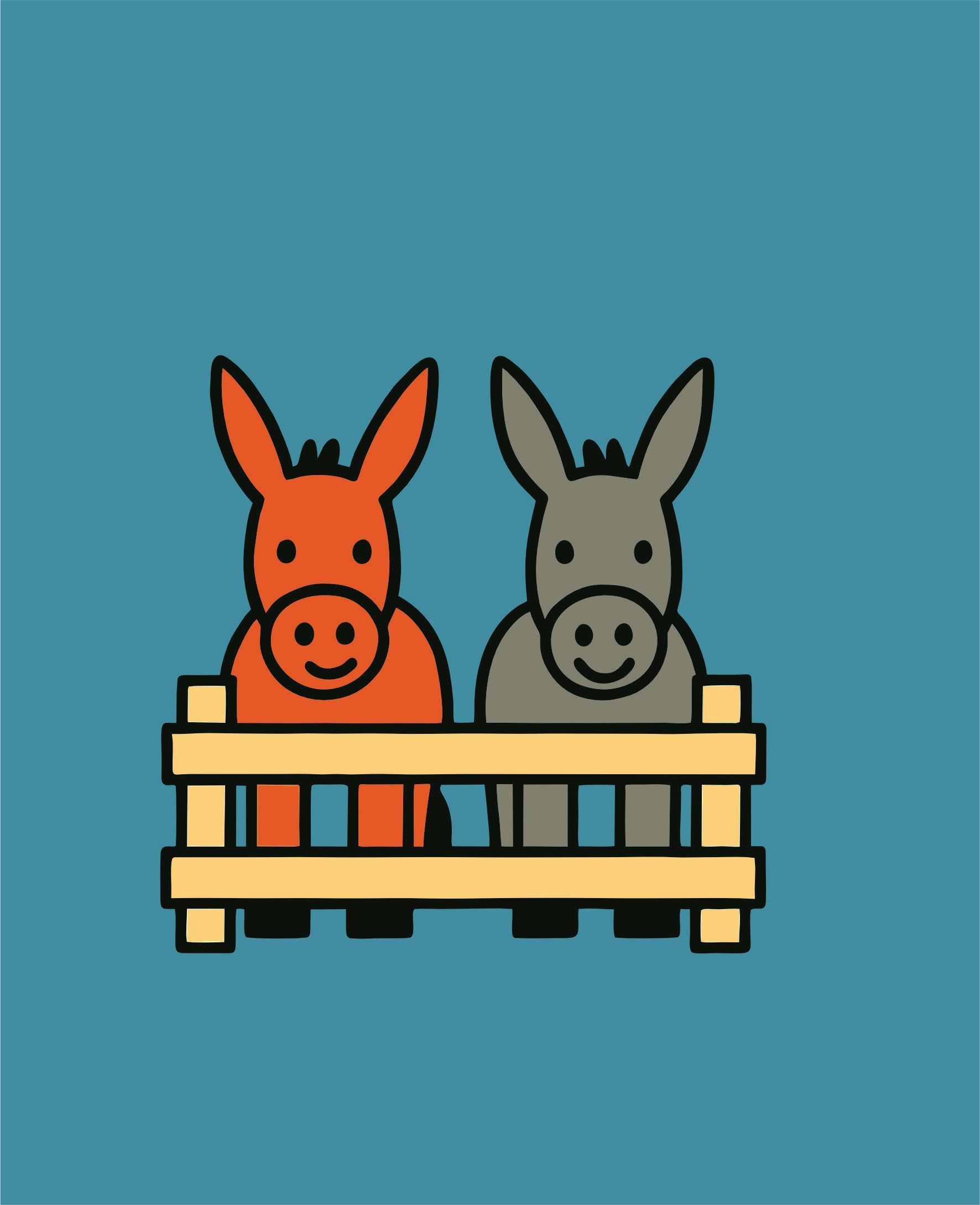 Dos burros, uno naranja y otro gris, detrás de una valla de madera.