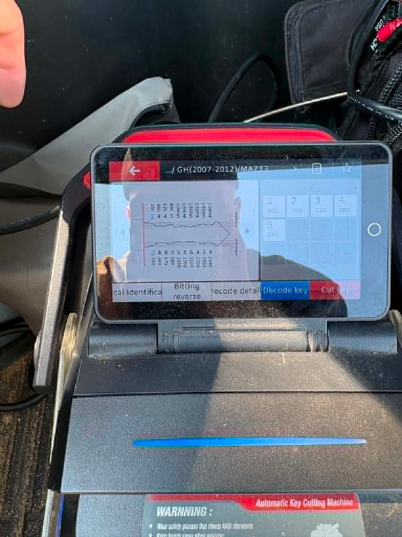 Automotive key cutting and decoding machine for Toledo locksmith service