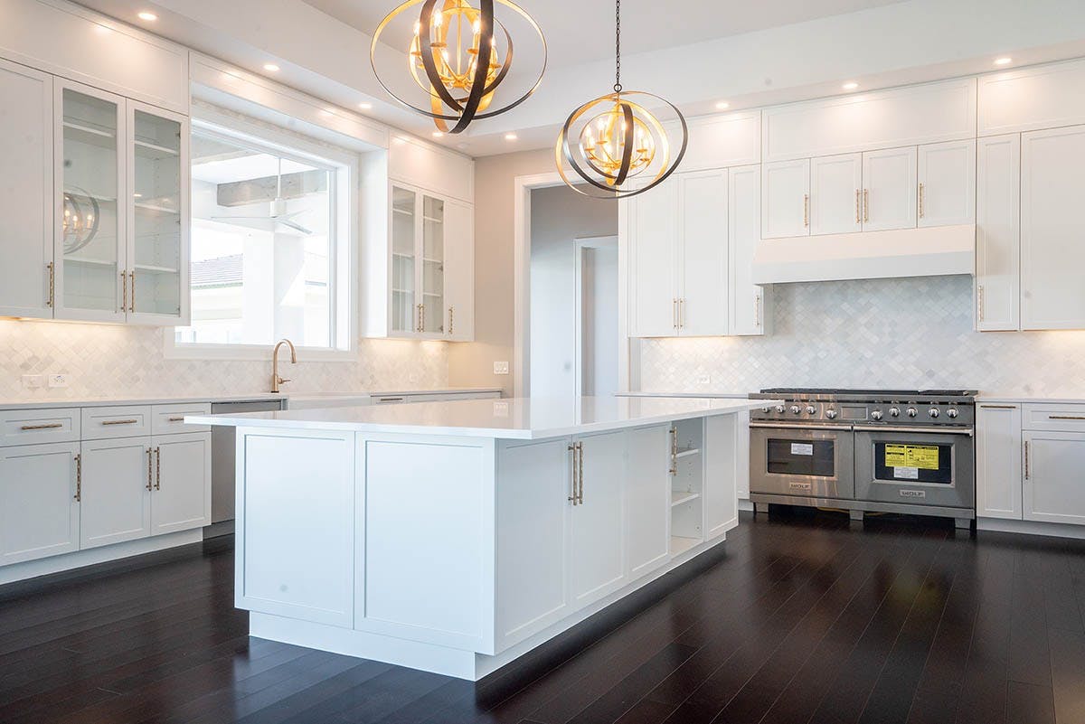Construyendo Sueños beautiful white elegant kitchen with wooden floor