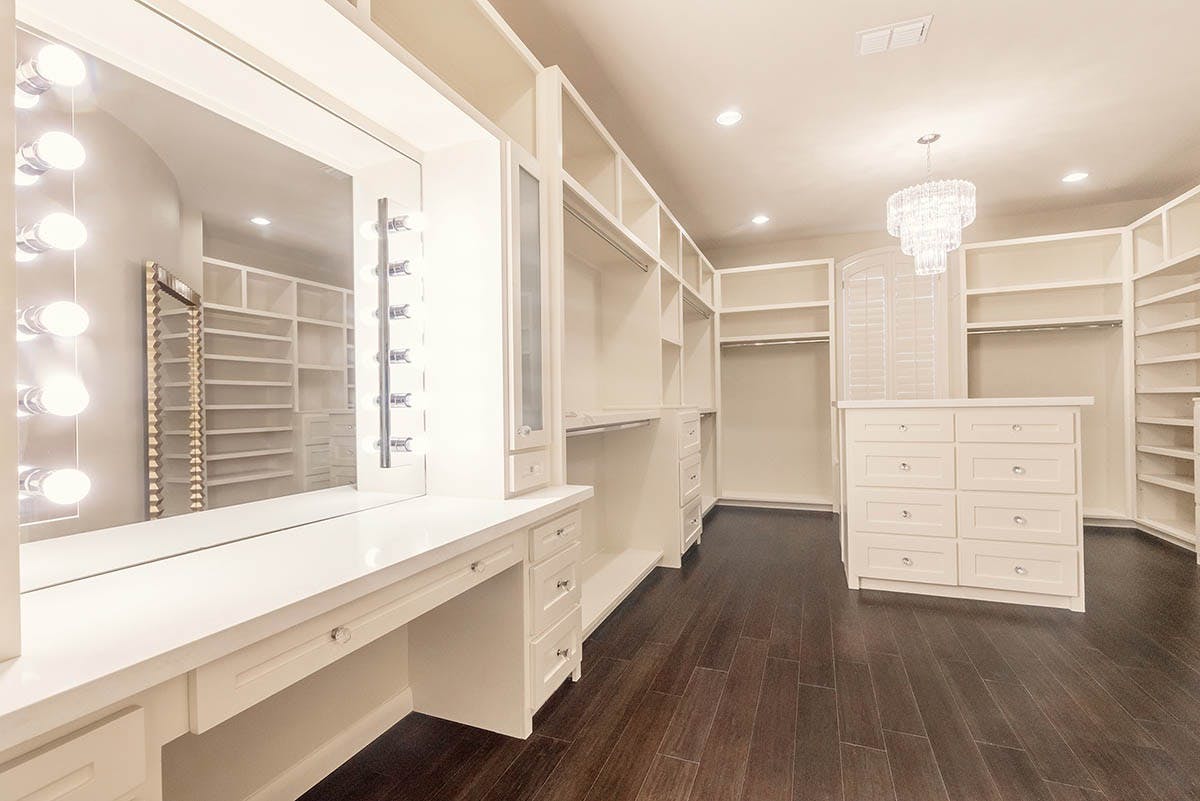 Su satisfacción es nuestra meta elegant white interior room with empty wardrobes
