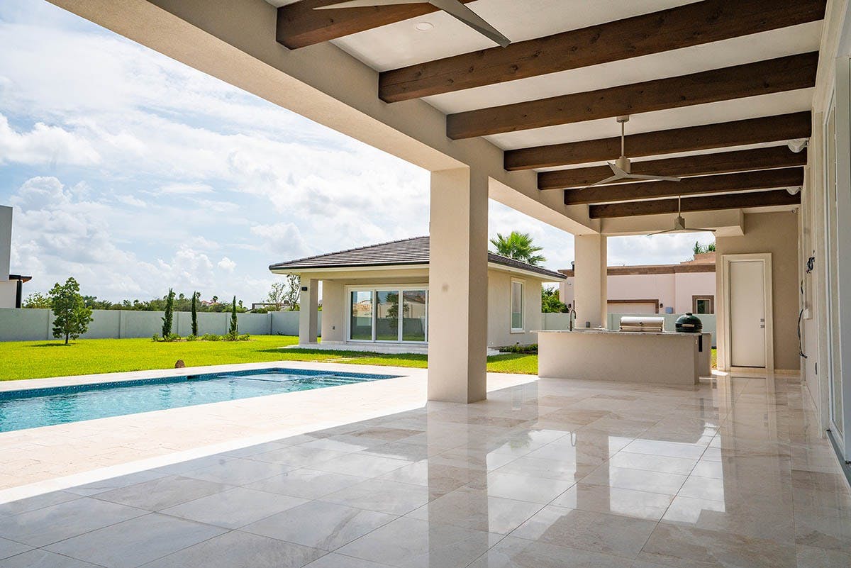 Usted merece el hogar de sus sueños backyard with terrace, pool and large green area