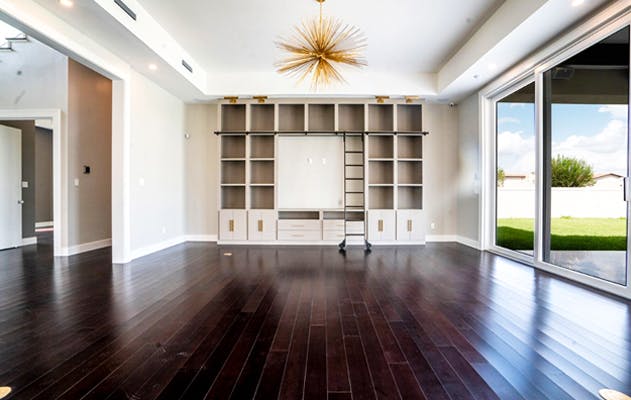Los mejores en el Valle del Rio Grande Interior room with wooden floor and view to backyard