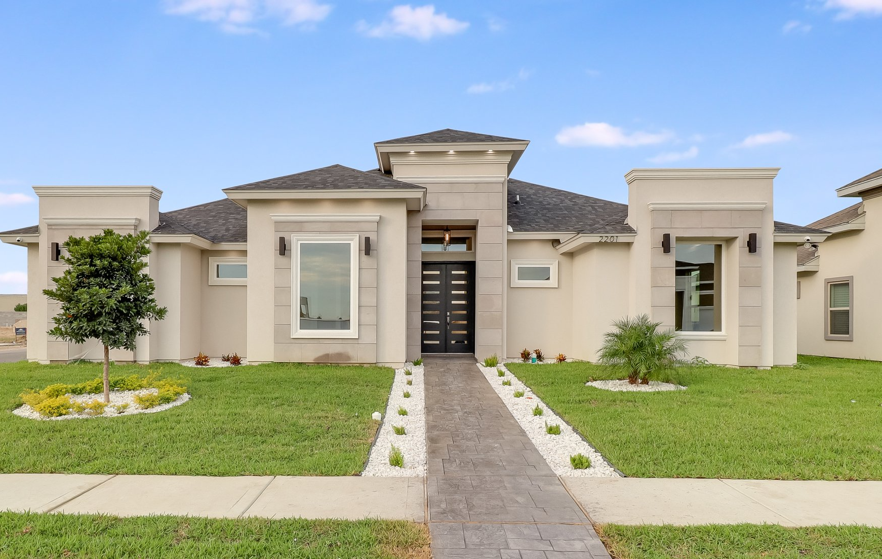 hermoso exterior de casa elegante y espaciosa, patio delantero con entrada decorada