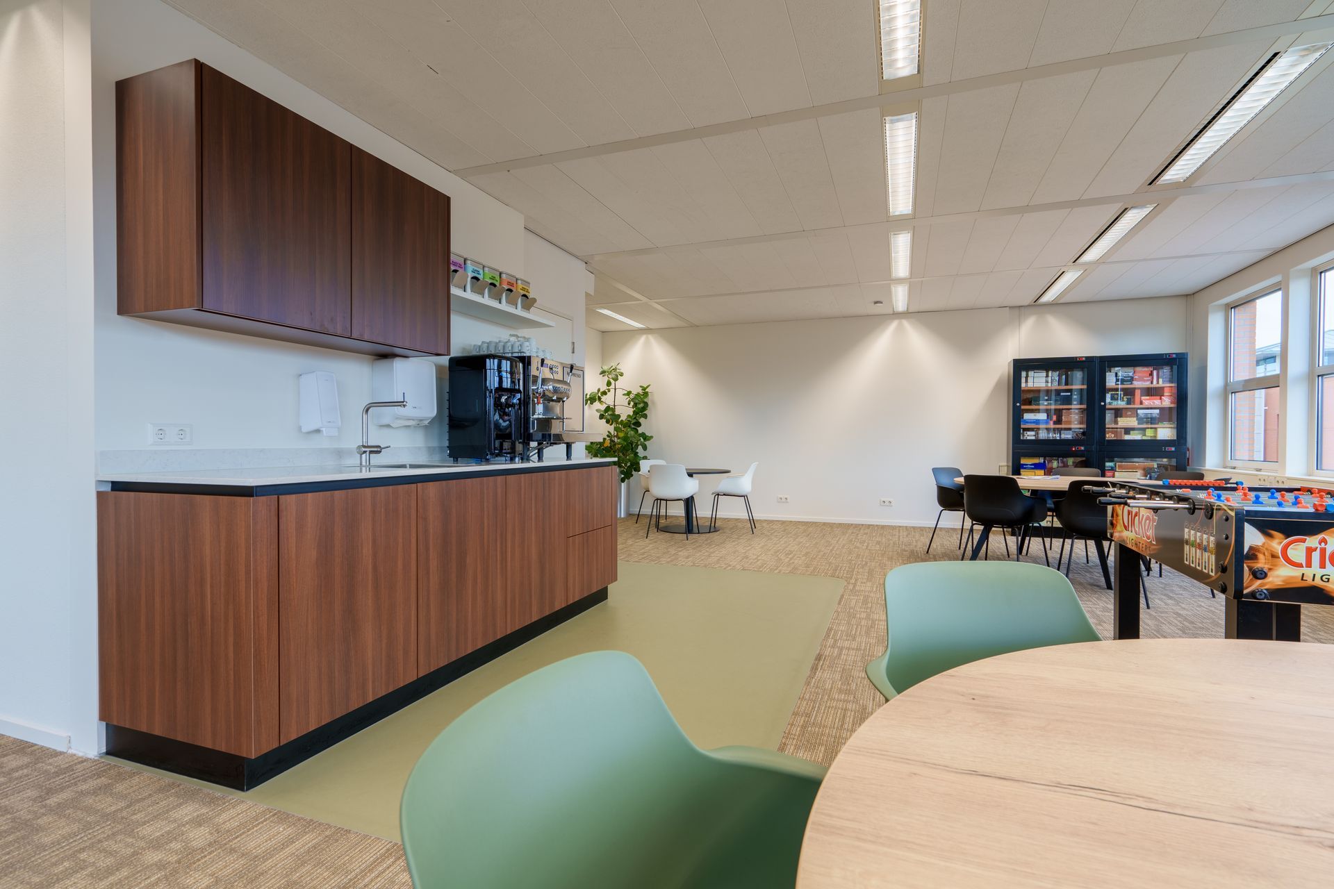 pantry keuken koffiemeubel nespresso kantoor stg waalre scandinavian tebacointerieur maatwerk vervest interieurbouw Bergeijk Valkenswaard Bladel Eindhoven Utrecht Amsterdam den haag 's-Hertogenbosch