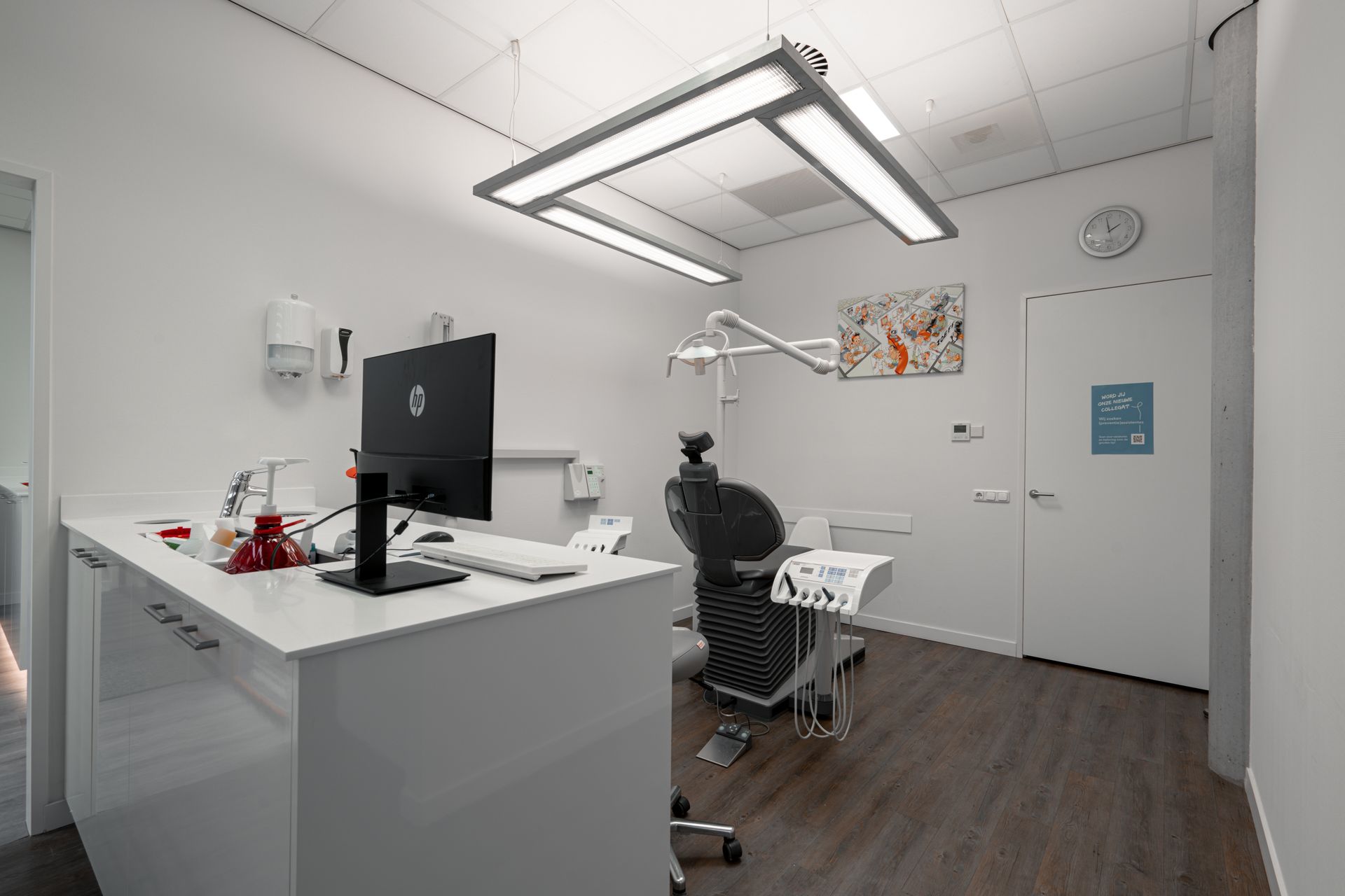 Maatwerk Behandelmeubel Tandarts Dental Vervest interieurbouw Bergeijk behandelmeubel dental tandarts praktijk maatwerk vervest interieurbouw bergeijk lg himacs solid kunstof hoogglans