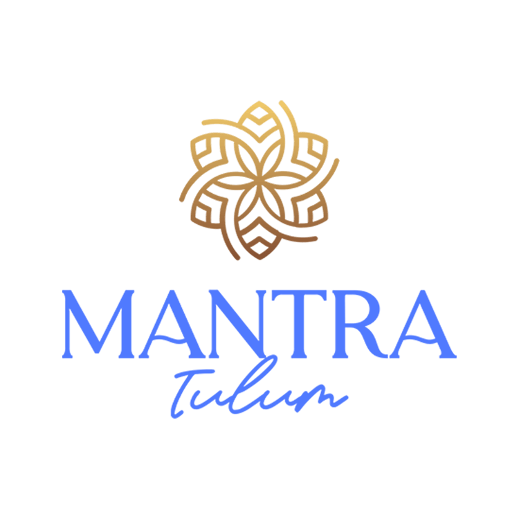 Logotipo de Mantra Tulum con icono floral dorado y texto azul sobre fondo blanco.