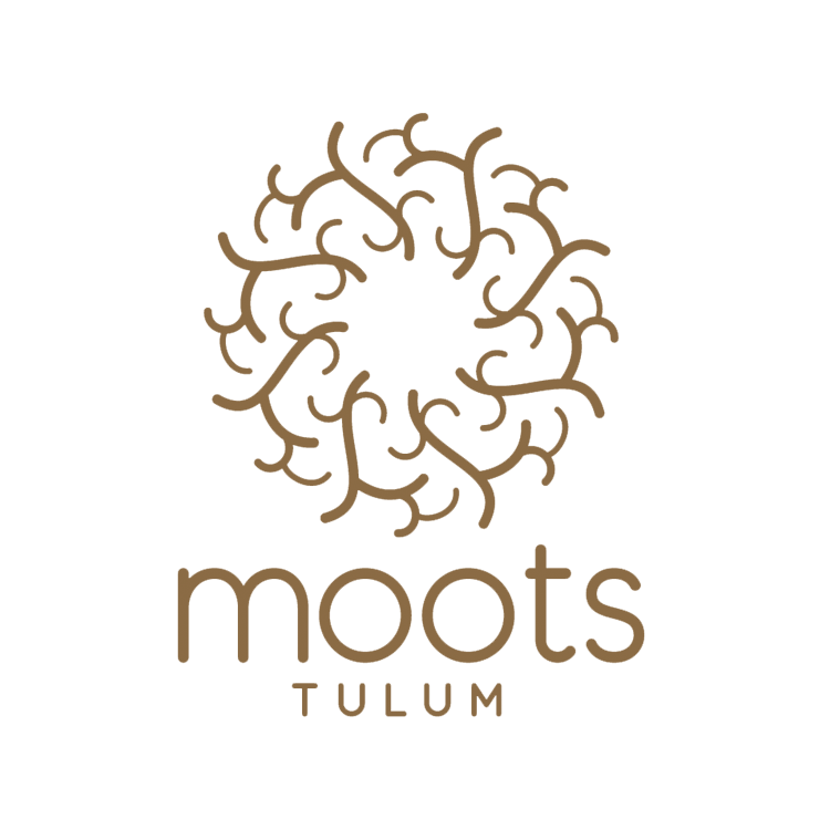 Logotipo de Mooots Tulum con un diseño abstracto de coral marrón y texto sobre fondo blanco.