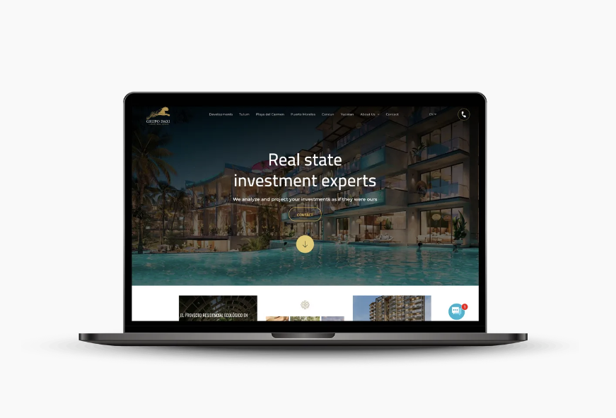 Portátil mostrando un sitio web de inversión inmobiliaria con un banner oscuro y fotos de propiedades.