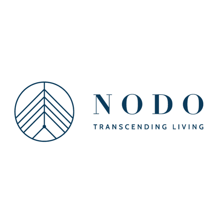 Logotipo de NODO con icono de línea circular y eslogan “Transcending Living” en azul sobre fondo blanco.