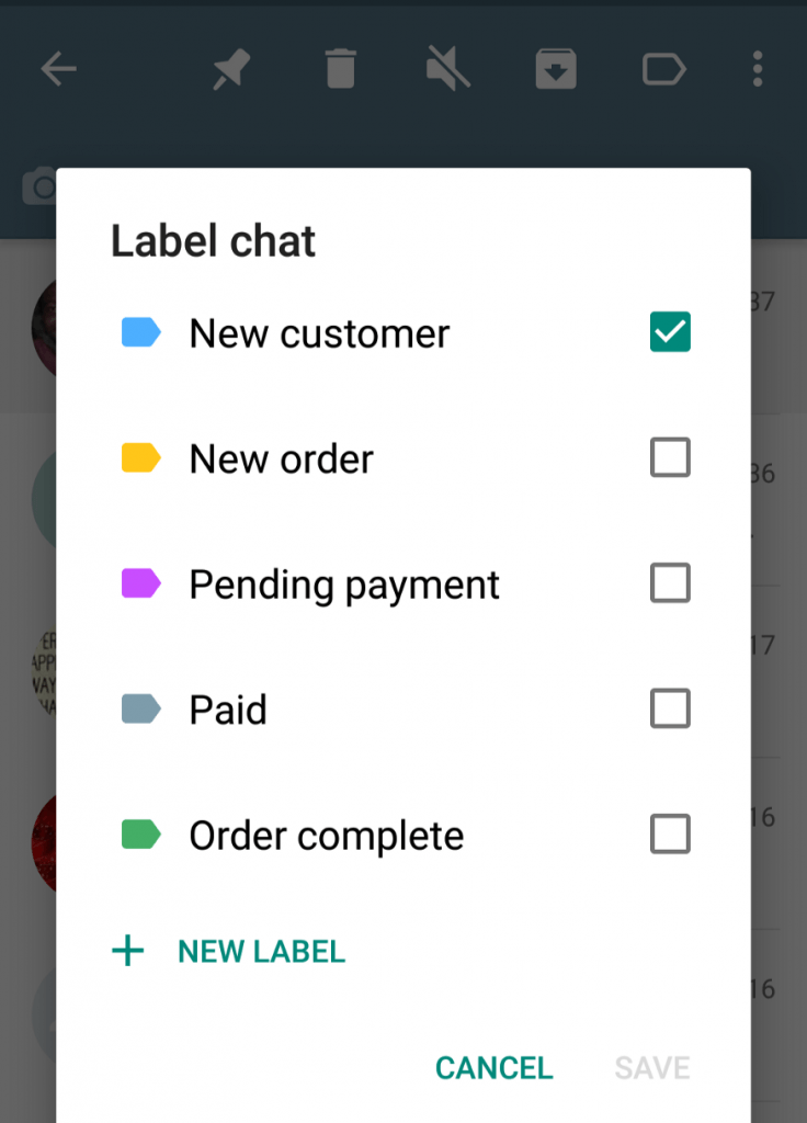 Menú de chat con etiquetas de colores y casillas de verificación; está seleccionada la opción