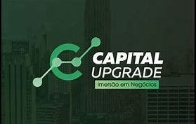 Um logotipo para atualização da capital com uma cidade ao fundo.