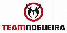 Um logotipo para uma empresa chamada Team Nogueira com um demônio em círculo.