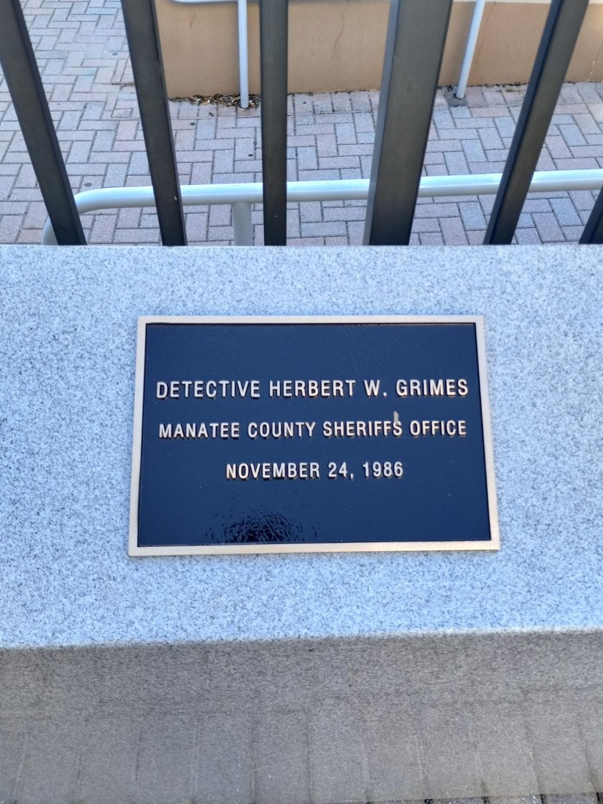 A plaque that says detective herbert w grimes on it