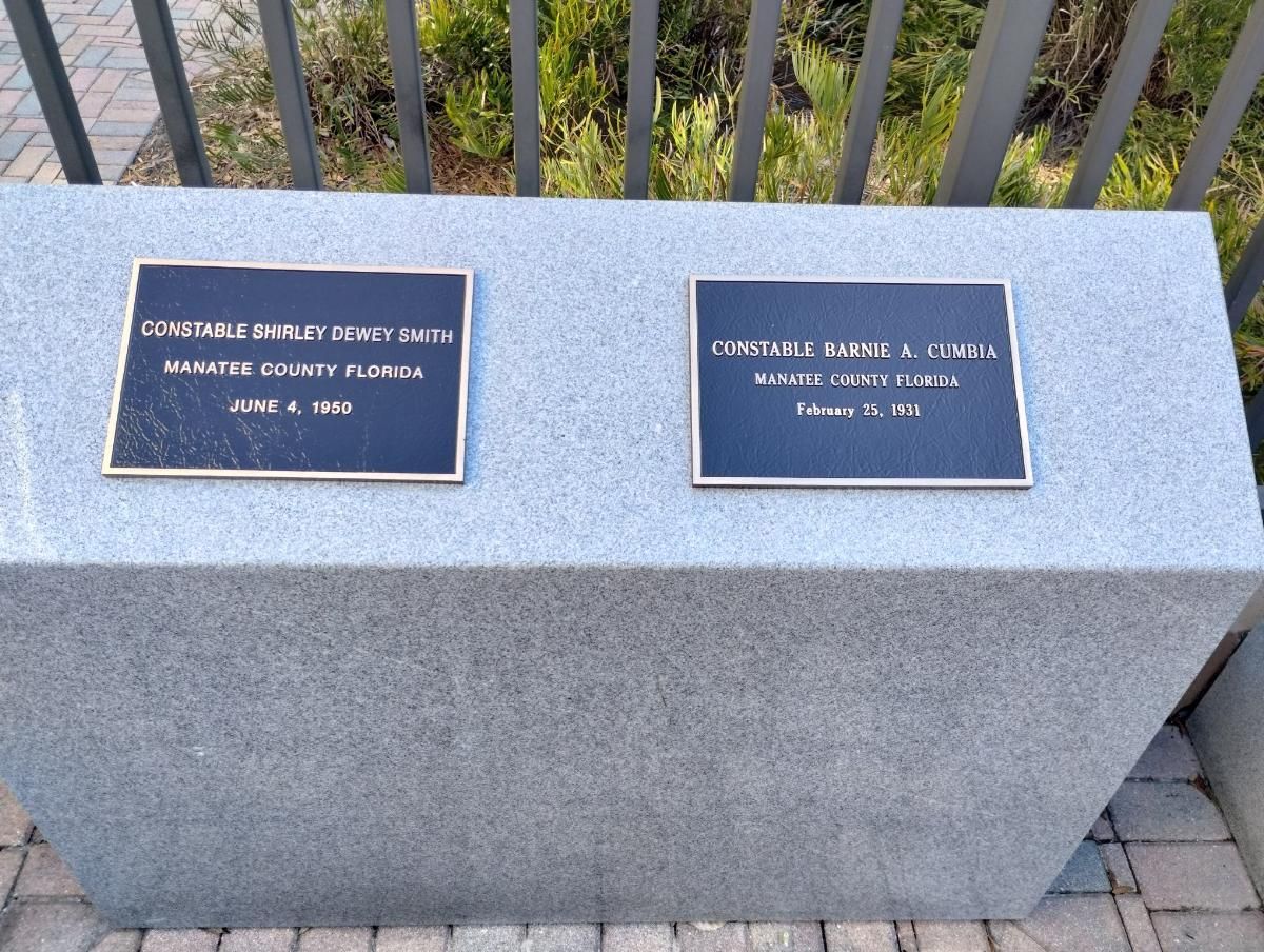 Two plaques on a stone block with one that says ' smith ' on it