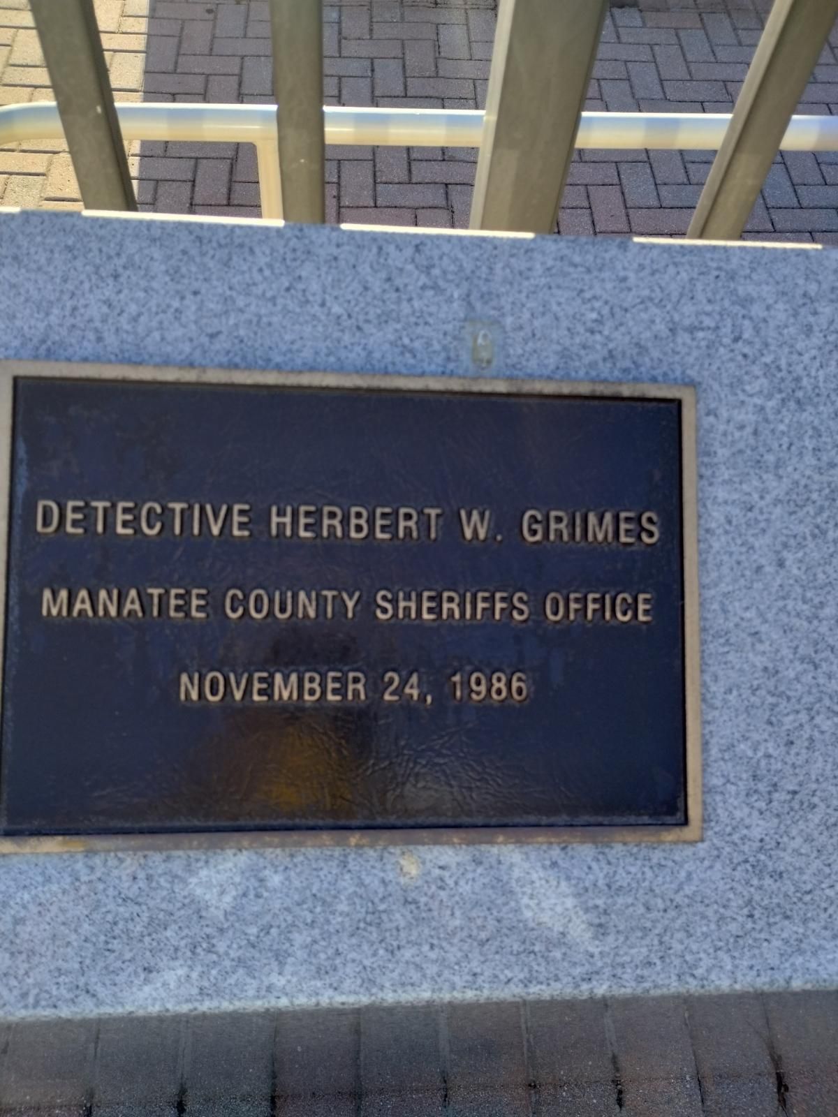 A plaque that says detective herbert w grimes on it
